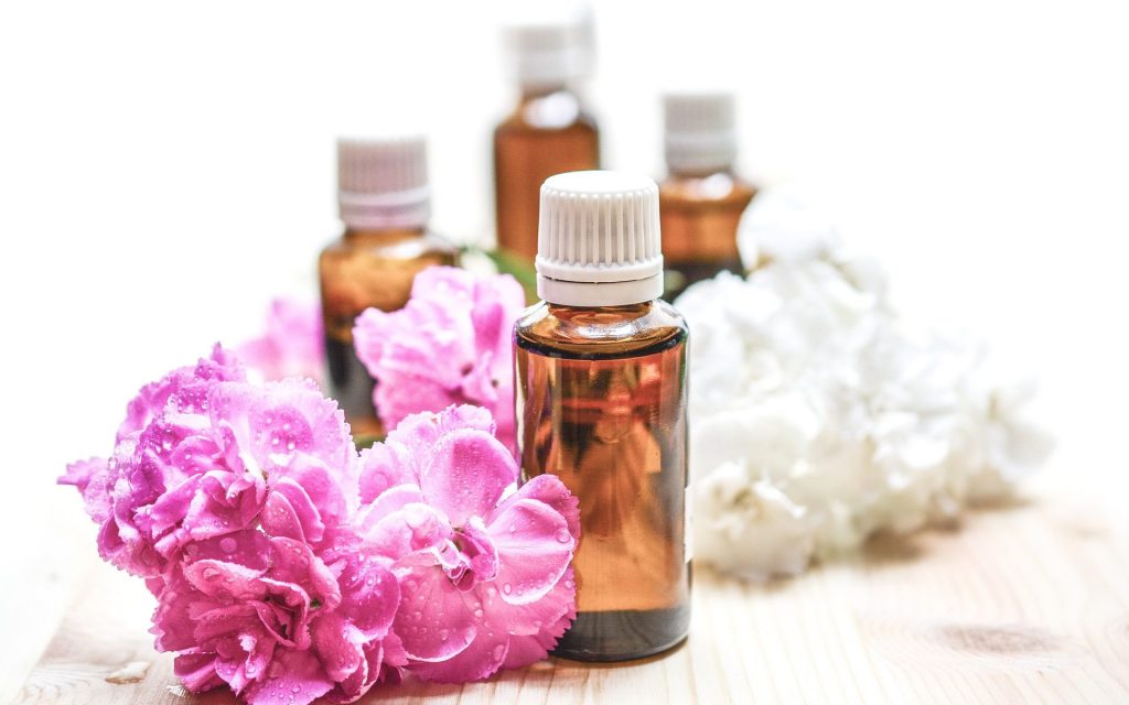 Aromaterapia – jak działają olejki eteryczne?