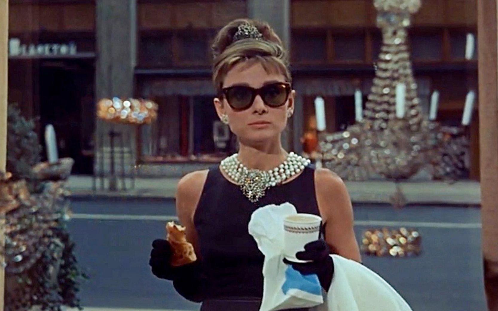 Ubierz się jak Audrey Hepburn. Poznaj styl gwiazdy /fot. kadr z filmu "Śniadanie u Tiffany'ego" (media)