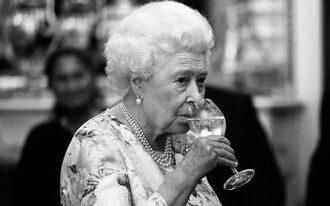 Królowa Elżbieta II nie żyje. Jak przygotować jej ulubiony drink?