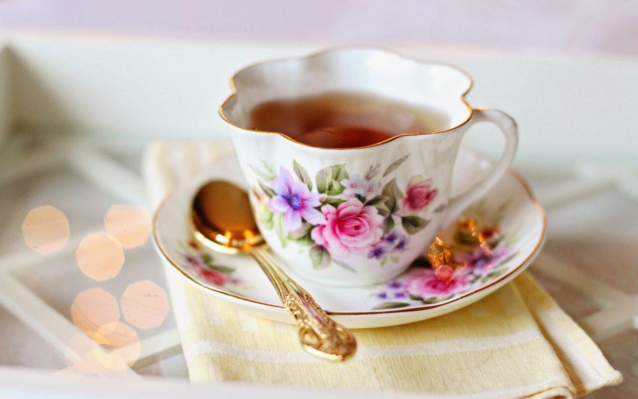 Sezon na herbatę. Jak przygotować rozgrzewającą herbatę różaną? /fot. pixabay