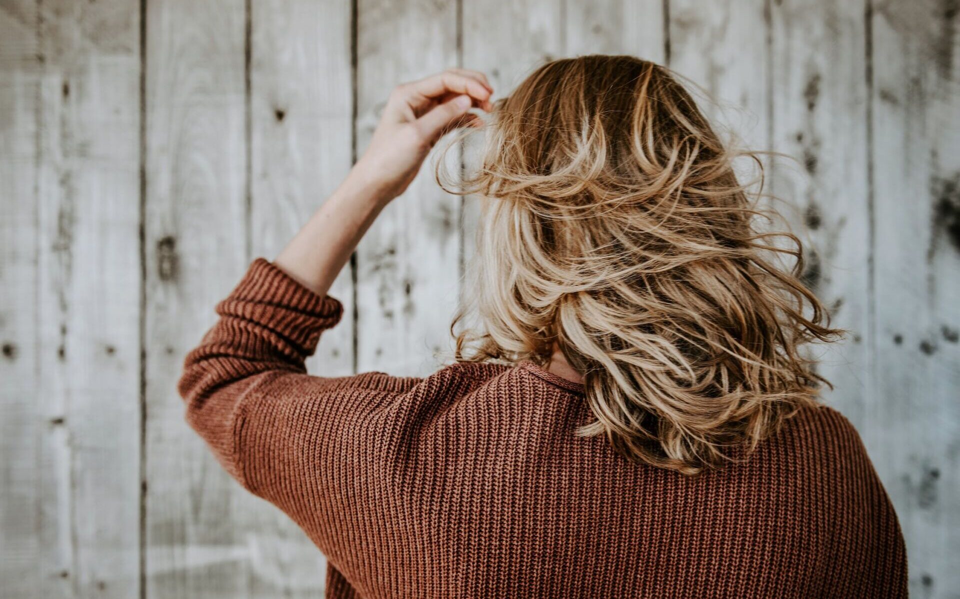 Proste triki na piękną fryzurę. Jak zwiększyć objętość włosów? /fot. pexels
