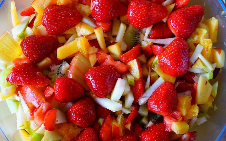 Przepis na soczystą sałatkę owocową