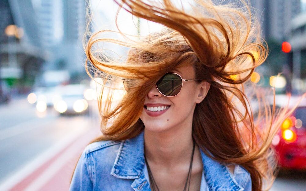 Jak uniknąć kołtunów we włosach? Poznaj najlepsze sposoby na splątane włosy /fot. pexels