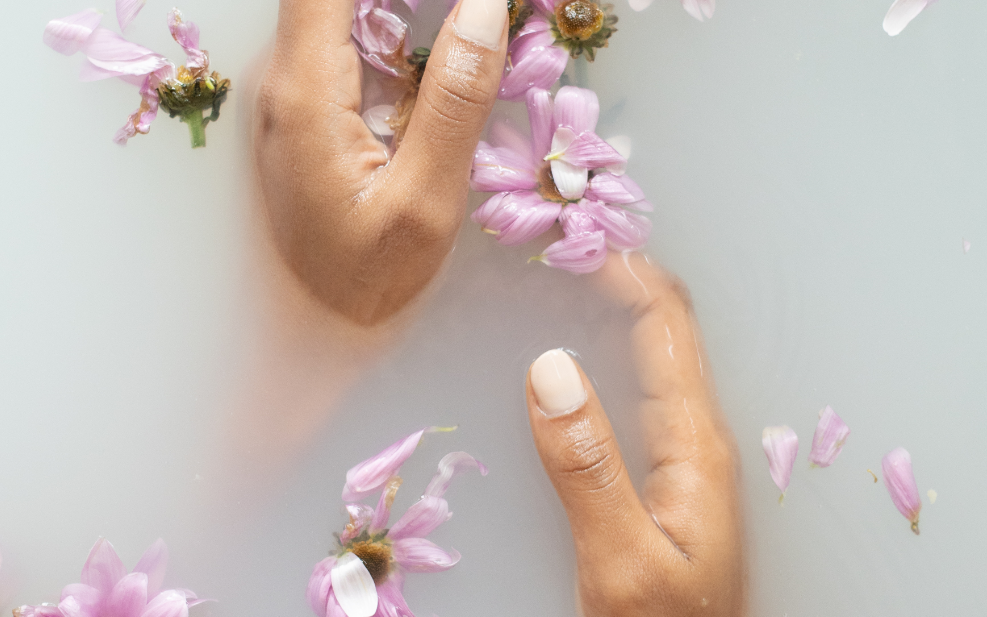 Ratunek dla przesuszonych dłoni - kojąca kąpiel ziołowa domowej roboty /fot. pexels