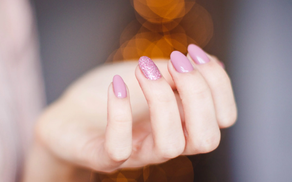 Paznokcie w stylu Barbie! Inspiracje na manicure z sieci /fot. pexels