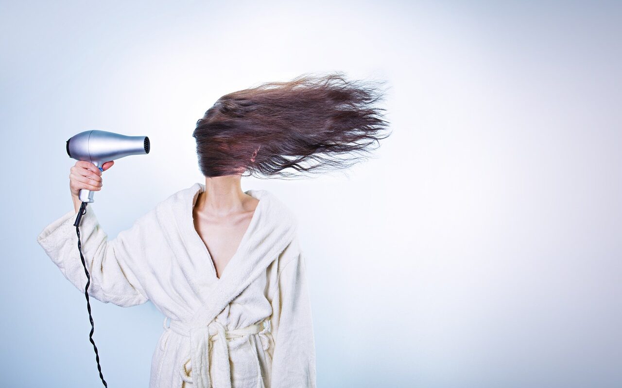 Jak dbać o przesuszone włosy latem?