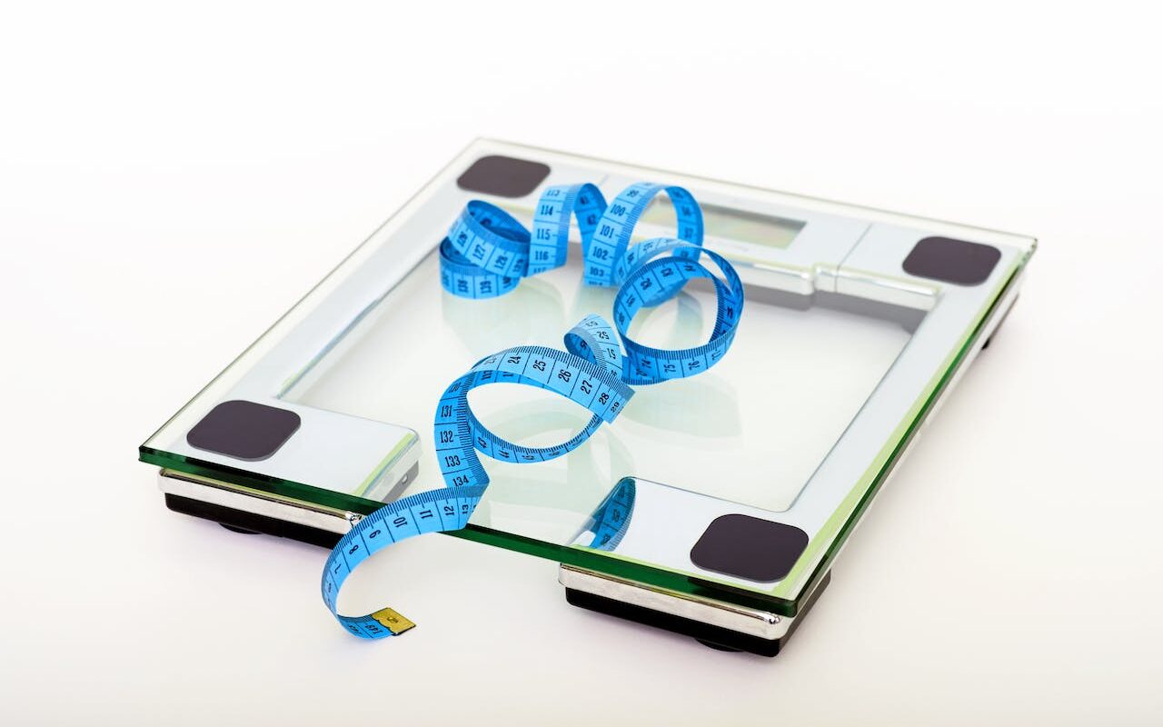 Jestem na diecie, ale nie mogę schudnąć. Jakie błędy popełniamy podczas odchudzania? /fot. pexels