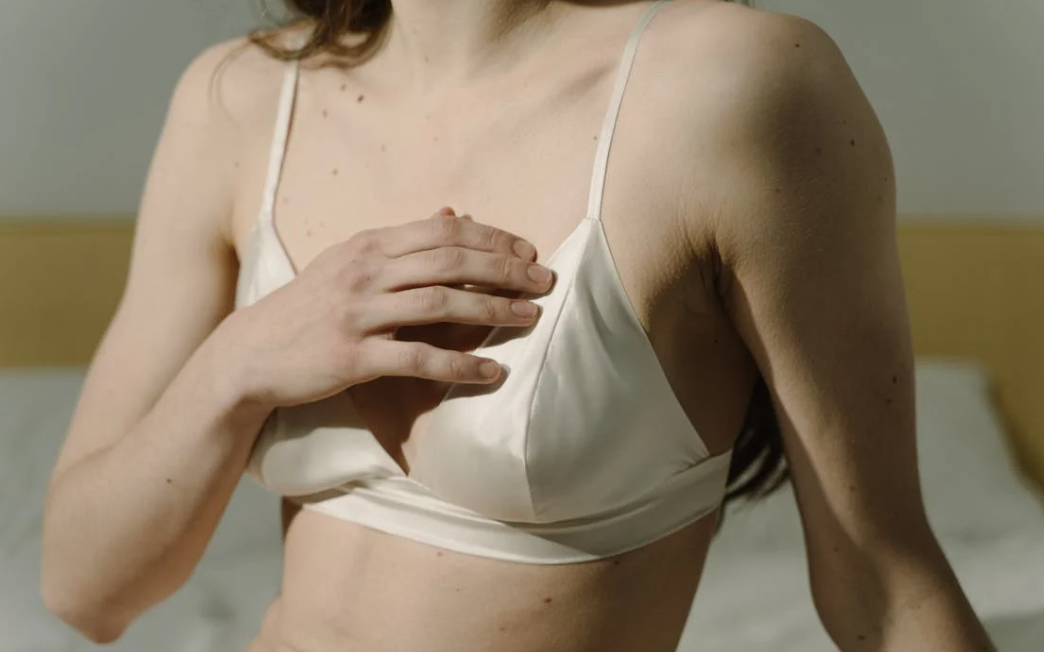 Wszystko, co powinnaś wiedzieć o pielęgnacji piersi /fot. pexels